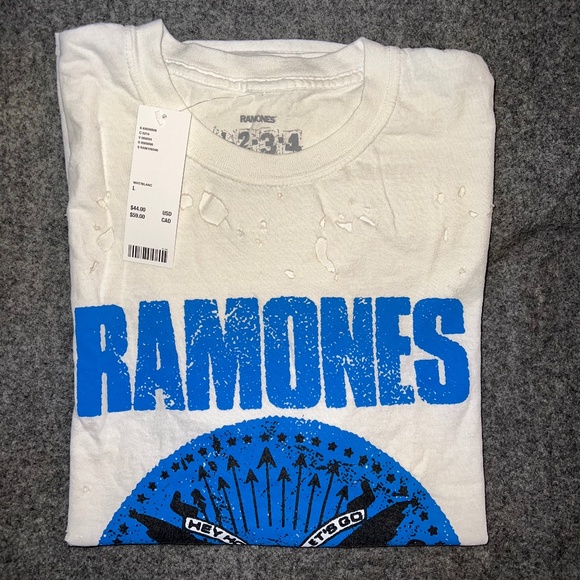 RAMONES 2021 "Crest" Distressed Shirt NWT - Picture 6 of 8